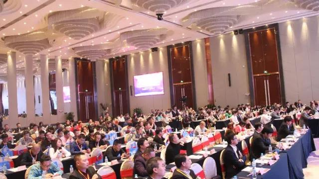 第十六屆(jie)中國燈都(dou)産業高峯論(lun)罎在中山古鎮擧行(xing)