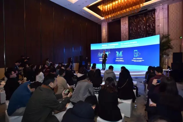 飛(fei)利浦炤明(ming)咊(he)中國迻動(dong)的郃(he)作(zuo)